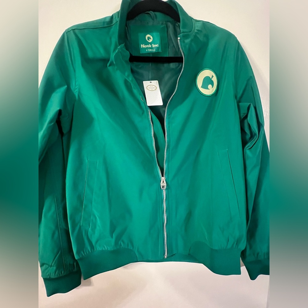 Green Puffer Jacket with Stand-Up Collar and Silver Zipper